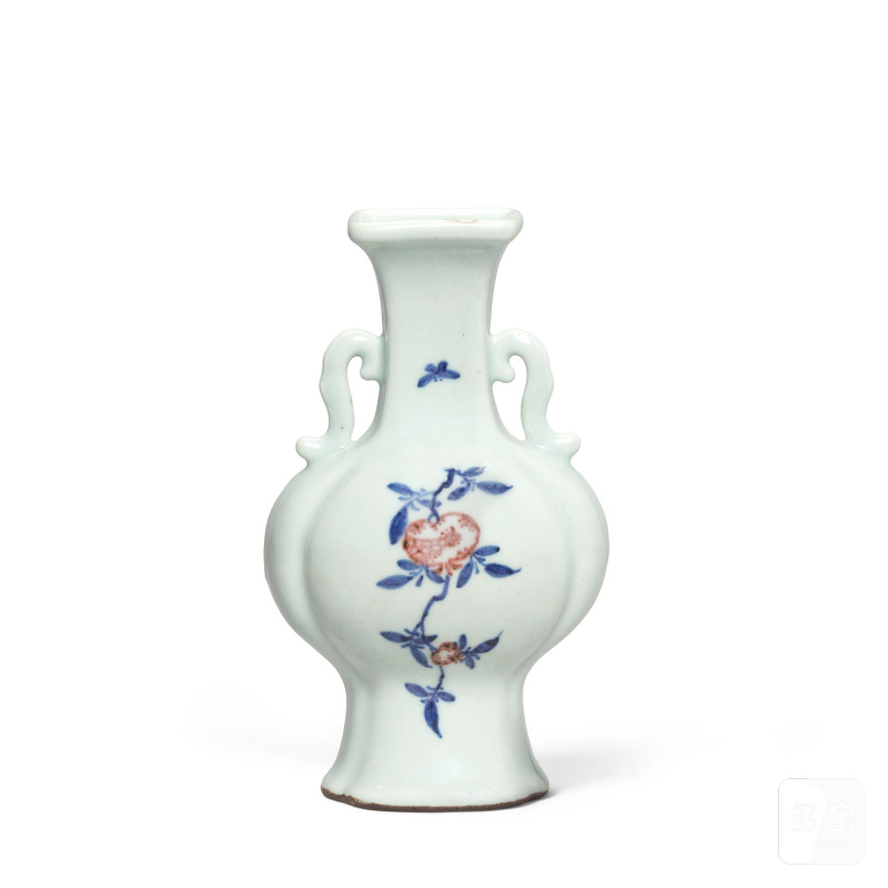 清乾隆 青花釉裏紅壁瓶 | AN UNDERGLAZE BLUE AND COPPER RED DECORATED CELADON WALL VASE - 图3